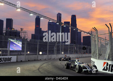 Deutsche Formel1-Fahrer Nico Rosberg Williams-Toyota (vorne) tritt eine Wendung im Qualifying am Marina Bay Street Circuit in Singapur, Singapur, 26. September 2008. Singapur wird am 28. September 2008 Formel1 Straße erste Nacht-Grand Prix-Rennen veranstalten. Foto: Jens Büttner Stockfoto