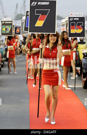 Grid Girls gehen auf dem Weg kurz vor der Treiber-Parade vor dem Start des Grand Prix von Singapur auf dem Marina Street Circuit in Singapur am 28. September 2008 stattfindet. Singapur wird zum ersten Mal das Grand Prix Rennen veranstalten. Foto: Frank Mai Stockfoto