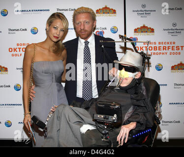 Ehemaliger Tennis-Profi Boris Becker und seine Verlobte Sandy Meyer-Woelden stellen während der festlichen Gala "Boris Becker Charity Night" mit Phil L. Herold, ein Künstler, der leidet unter Muskelschwäche in einem grand Hotel in München, Deutschland, 27. September 2008. An diesem Wochenende hatte Becker Freunde der "Boris Becker Oktoberfest Golf Trophy" in München die dauerte zwei Tage und fand f eingeladen Stockfoto