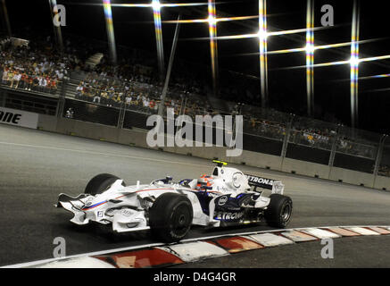 Polnische Formel-1-Pilot Robert Kubica BMW Sauber steuert sein Auto während des Singapur-Grand-Prix am Marina Street Circuit in Singapur am 28. September 2008. Singapur veranstaltet zum ersten Mal das Grand Prix Rennen. Foto: Jens Büttner Stockfoto