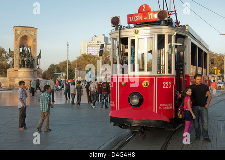 Ägypten, Istanbul Beyoglu, Taksim-Platz Mit Dem Denkmal der Republik Und Historischen Strassenbahn. Stockfoto