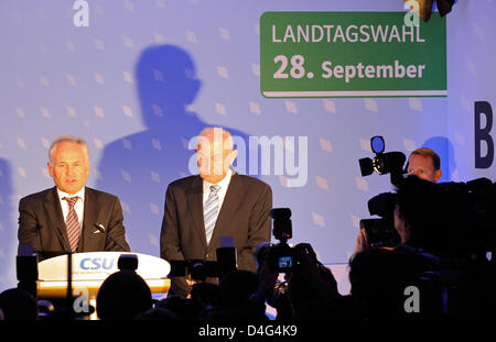 CSU-Vorsitzende Erwin Huber (L) und bayerische Ministerpräsident Günther Beckstein (CSU) treffen im Parlament über die Ergebnisse der ersten Hochrechnung vor ihren Fans in München, Deutschland, 28 Septemebr 2008 kommentieren. Die CSU verlor die absolute Mehrheit in Bayern. Foto: Gero Breloer Stockfoto