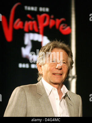 Regisseur Roman Polanski führt die 40 neue Akteure des Musicals "Tanz der Vampire" (wörtlich: Tanz der Vampire) in Oberhausen, Deutschland, 29. September 2008. Das Musical-Premiere statt findet am 7. November 2008 am "Metronom Theater" in Oberhausen. Foto: Roland Weihrauch Stockfoto