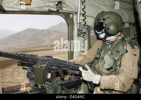 Eine so genannte "Doorgunner" sichert die Rückseite von einem deutschen Bundeswehr CH-53 Transporthubschrauber auf dem Weg von Masar-i-mit nach Kundus, Afghanistan, 29. September 2008. In der Mitte Oktober Deutsch wird Parlament ("Bundestag") über die Verlängerung des Afghanistan-Mandats entscheiden, welche die Bereitstellung des Bundeswehr-Kontingents in Afghanistan für weitere 14 Monate erlauben würde. Bundes Stockfoto