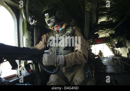 Ein Soldat mans eine Maschinengewehr, während ein Kamerad in der hinteren Luke von einem deutschen Bundeswehr CH-53 Transporthubschrauber auf dem Weg von Masar-i-mit nach Kundus, Afghanistan, 29. September 2008 sitzt. In der Mitte Oktober Deutsch wird Parlament ("Bundestag") über die Verlängerung des Afghanistan-Mandats entscheiden, welche den Einsatz von einem Bundeswehr Kontingent in Afghanistan für erlauben würde Stockfoto