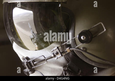 Ein Maschinengewehr und die umliegende Landschaft spiegeln in der Sonnenbrille ein "Doorgunner" manning einen deutsche Bundeswehr CH 53-Transport-Hubschrauber auf dem Weg von Masar-i-mit nach Kundus, Afghanistan, 29. September 2008. In der Mitte Oktober Deutsch entscheidet Parlament ("Bundestag") die Verlängerung des Afghanistan-Mandats welche die Bereitstellung einer Bundeswehr-Co ermöglichen Stockfoto