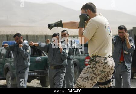 Deutsche Militär-Polizei-Kräfte trainieren ANP (afghanische Nationalpolizei) Kräfte auf ihr Trainingslager in Feisabad, Afghanistan, 29. September 2008. Militärpolizei der deutschen Bundeswehr ISAF-Kontingents unterstützt die Ausbildung der afghanischen nationalen Polizeikräfte. Foto: MAURIZIO GAMBARINI Stockfoto