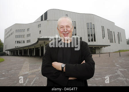 Stefan Soltesz, Leiter und Generalmusikdirektor des Aalto-Theaters Essen, stellt sich außerhalb der Oper in Essen, Deutschland, 29. September 2008. Das Aalto-Theater wurde Opernhaus des Jahres in einer Umfrage unter 50 unabhängigen Kritikern Zeitschrift "Opernwelt" gewählt. Der Critis erkannte die Leistungen in der Entwicklung von Herrn Soltesz, die Qualität Sstandards seit 199 setzt Stockfoto