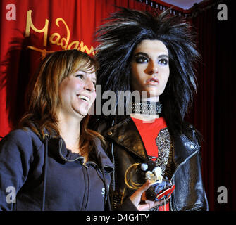 Ein weiblicher Fan stellt sich mit der Wachsfigur von Bill Kaulitz (R), Sänger der deutschen Teenie-Rock-Band "Tokio Hotel" ist Phiotographed bei Madame Tussauds in Berlin, Deutschland, 30. September 2008. 19-Year-Old ist die jüngste Person, die jemals eine Wachsfigur von Madame Tussauds zu haben. Foto: RAINER JENSEN Stockfoto