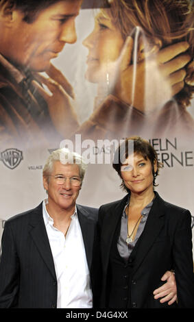 US-Schauspieler Richard Gere zu zweit und Carey Lowell stellen während der Deutschland-Premiere von "Nights in Rodanthe" im Cinemaxx in Berlin, Deutschland, 30. September 2008. Der Film läuft in den deutschen Kinos ab 16. Oktober 2008. Foto: Soeren Stache Stockfoto