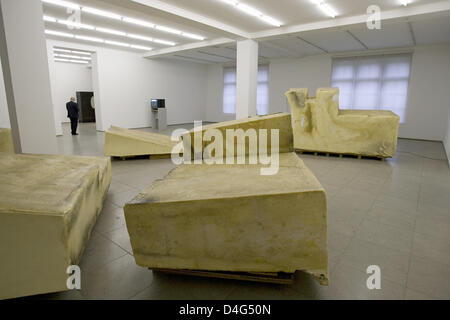 Ein Mitglied des Personals des "Hamburger Bahnhof - Museum Fuer Gegenwart" steht am Eingang des Aufstellraumes "Unschlitt/Talg" in der Ausstellung "Beuys. Die Revolution sind wir "des Künstlers Joseph Beys (1921-1986) in Berlin, Deutschland, 1. Oktober 2008. Zwanzig Jahre nach der letzten wesentlichen Ausstellung in Deutschland, zeigt das Museum eine große Werkschau mit internationalen Elementen auf Stockfoto