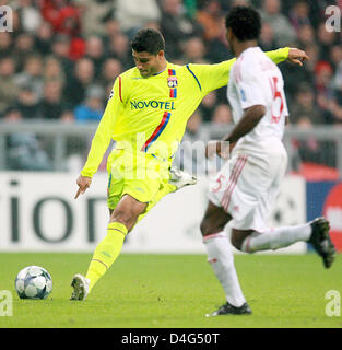 Lyons Spieler Ederson (L) und FC Bayern Ze Roberto aus Brasilien in Aktion während der Champions League gesehen passen FC Bayern Munchen Vs Olympique Lyon im Stadion Allianz Arena in München, 30. September 2008. Das Spiel gebunden 1-1. Foto: Tobias Hase Stockfoto