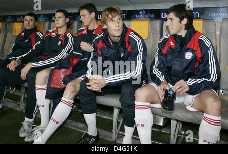 Bayern Mark von Bommel aus den Niederlanden, Daniel van Buyten aus Belgien, Tim Borowski, Andreas Ottl und Jose Ernesto Sosa aus Argentinien sitzen auf der u-Boote Bank vor dem Champions-League-Spiel FC Bayern München gegen Olympique Lyon im Stadion Allianz Arena in München, 30. September 2008. Das Spiel gebunden 1-1. Foto: Andreas Gebert Stockfoto