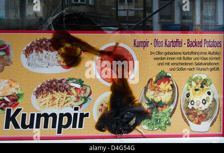 Blick auf eine Fensterscheibe beschädigt durch einen Brand in einem ausgebrannten türkische Fast-Food-Restaurant in Mannheim, Deutschland, 13. März 2013. Das Feuer verursachte einen Schaden von 200.000 Euro. Einer der Besitzer erlitt leichte Rauch Vergiftung. Foto: UWE ANSPACH Stockfoto