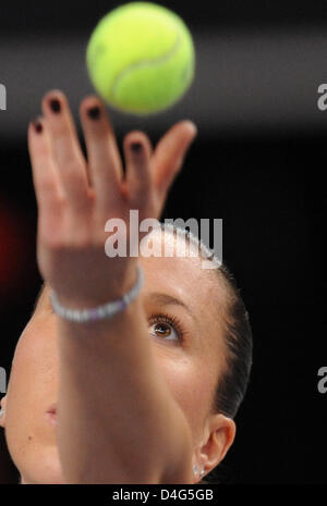 Serbiens Jelena Jankovic dient den Ball Russlands Vera Zvonareva im Viertelfinale Spiel beim WTA Porsche Grand Prix in Stuttgart, Deutschland, 3. Oktober 2008. Jankovic besiegte Zvonareva 7-6, 7-6. Foto: BERND WEISSBROD Stockfoto