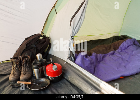 Innenansicht der ein Kuppelzelt für camping mit verschiedenen Geräten und Schlafsack im Innenfach eingerichtet Stockfoto