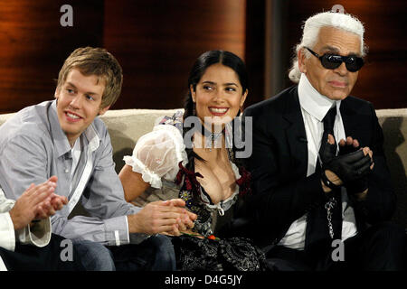 Formel-1-Fahrer Sebastian Vettel (L-R), Schauspielerin Salma Hayek und Modedesigner Karl Lagerfeld zu, während die berühmten Unterhaltungsshow Lächeln "Wetten, dass...?" (Wette wollen..?) 4. Oktober 2008 übertragen vom öffentlich-rechtlichen Sender ZDF in Nürnberg. Foto: Daniel Karmann Stockfoto