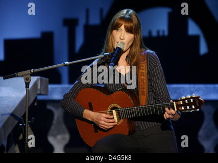 Sängerin und Ehefrau des französischen Präsidenten, Carla Bruni-Sarkozy, führt während der berühmten Unterhaltungs-Show "Wetten, dass...?" (Wette wollen..?) 4. Oktober 2008 übertragen vom öffentlich-rechtlichen Sender ZDF in Nürnberg. Foto: Timm Schambergers Stockfoto