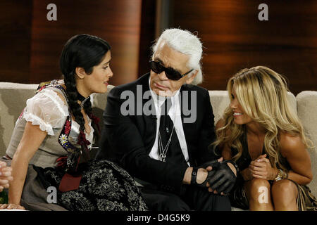 Schauspielerin Salma Hayek (L-R), Modedesigner Karl Lagerfeld und niederländischem Vorbild Sylvie Van Der Vaart während der berühmten Unterhaltungs-Show Chat "Wetten, dass...?" (Wette wollen..?) 4. Oktober 2008 übertragen vom öffentlich-rechtlichen Sender ZDF in Nürnberg. Foto: Daniel Karmann Stockfoto