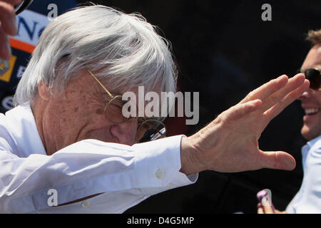 Formel 1 Supremo Bernie Ecclestone Gesten im Fahrerlager beim Silverstone Rennen Rennstrecke in der Nähe von Towcester Northamptonshire, Großbritannien, 4. Juli 2008. Die Formel 1 British Grand Prix statt findet am 6. Juli 2008. Foto: Carmen Jaspersen Stockfoto