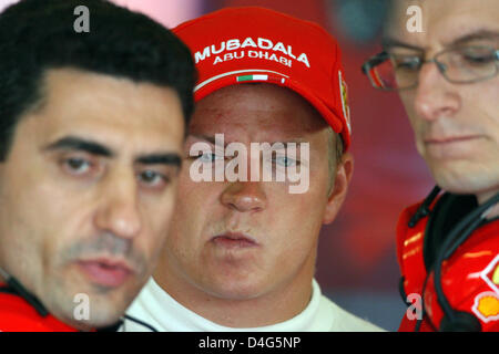 Finnischer Formel1-Fahrer Kimi Räikkönen Scuderia Ferrari (C) Gesten während der dritten Übung beim Silverstone-Rennen verfolgen in der Nähe von Towcester Northamptonshire, Großbritannien, 5. Juli 2008. Die Formel 1 British Grand Prix statt findet am 6. Juli 2008. Foto: Carmen Jaspersen Stockfoto