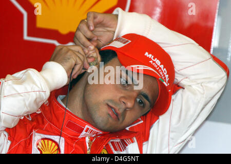 Brasilianischer Formel-1-Pilot Felipe Massa Scuderia Ferrari Gesten während der dritten Übung beim Silverstone-Rennen verfolgen in der Nähe von Towcester Northamptonshire, Großbritannien, 5. Juli 2008. Die Formel 1 British Grand Prix statt findet am 6. Juli 2008. Foto: Carmen Jaspersen Stockfoto