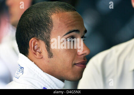 Britische Formel1-Fahrer Lewis Hamilton von McLaren Mercedes im dritten Training auf der Rennstrecke von Silverstone in der Nähe von Towcester Northamptonshire, Großbritannien, 5. Juli 2008 erfasst. Die Formel 1 British Grand Prix statt findet am 6. Juli 2008. Foto: Carmen Jaspersen Stockfoto
