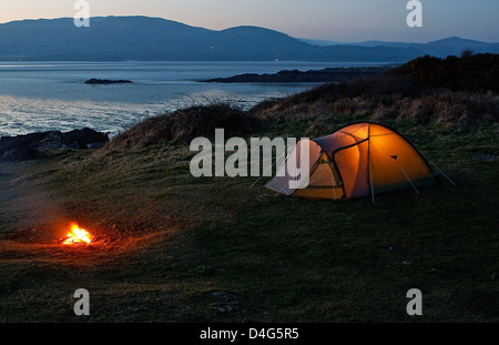 Schrillen Nylon Zelt für camping-Urlaub in der Nähe von Strand und Küste Stockfoto