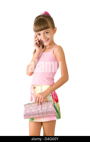 Das Mädchen mit rosa Handtasche und Handy wird auf dem weißen Hintergrund fotografiert. Stockfoto