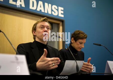 Intendant des Staatsballetts Berlin, Vladimir Malakhov, spricht auf das Staatsballett Jahrespressekonferenz in Berlin, Deutschland, 13. März 2013. Stellvertretender Intendant Christiane Theobald sitzt neben ihm. Das Programm für die Saison 2013/14 wurde auf der Pressekonferenz vorgestellt. Foto: Emily Wabitsch Stockfoto