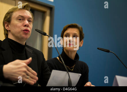 Intendant des Staatsballetts Berlin, Vladimir Malakhov, spricht auf das Staatsballett Jahrespressekonferenz in Berlin, Deutschland, 13. März 2013. Stellvertretender Intendant Christiane Theobald sitzt neben ihm. Das Programm für die Saison 2013/14 wurde auf der Pressekonferenz vorgestellt. Foto: Emily Wabitsch Stockfoto