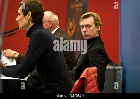 Intendant des Staatsballetts Berlin, Vladimir Malakhov (R), spricht das Staatsballett Jahrespressekonferenz als stellvertretender künstlerischer Leiter Christiane Theobald in Berlin, Deutschland, 13. März 2013. Das Programm für die Saison 2013/14 wurde auf der Pressekonferenz vorgestellt. Foto: Emily Wabitsch Stockfoto