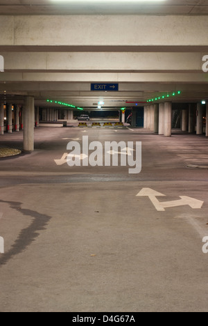 Leeren Parkhaus mit kleinen grünen Lichtern, die kostenlose Parkplätze zu beleuchten Stockfoto