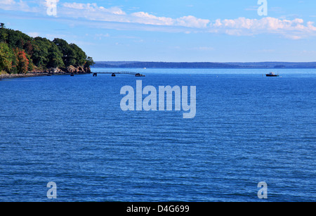 einzigen Boot auf dem Meer an einem sonnigen Tag in der Nähe von Brodge auf dem Atlantik Stockfoto