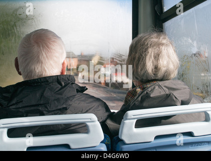 Ehepaar im Ruhestand, Reiten auf dem Oberdeck eines Doppeldecker-Busses im Nordosten Englands Stockfoto