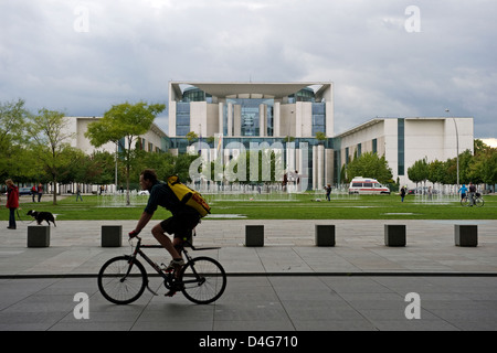 Berlin, Deutschland, fährt ein Fahrradkurier vorbei der Bundeskanzlei Stockfoto