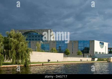 Berlin, Deutschland, das Bundeskanzleramt unter dunklen Wolken Stockfoto