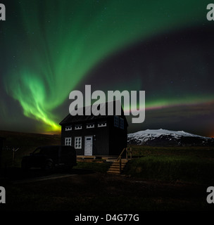 Aurora Borealis Nordlichter über Guest House, Hellnar, Snaefellsnes Halbinsel, Island Stockfoto