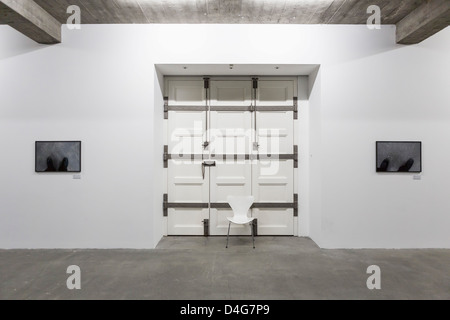 Innenraum des Listasafn Reykjavikur (Reykavik Kunstmuseum) - 2 Kunstwerke auf beiden Seiten eine große Tür. Reykjavik, Island Stockfoto
