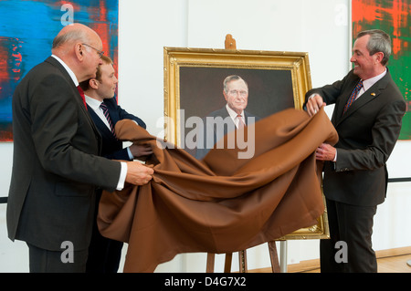 Berlin, Deutschland, Honorary Citizen-Porträt des ehemaligen US-Präsidenten George Bush wird vorgestellt Stockfoto