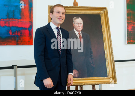 Berlin, Deutschland, Pierce Bush neben die Ehrenbürgerschaft Porträt von George Bush Stockfoto