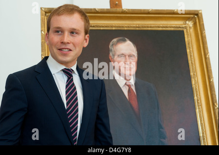 Berlin, Deutschland, Pierce Bush neben die Ehrenbürgerschaft Porträt von George Bush Stockfoto