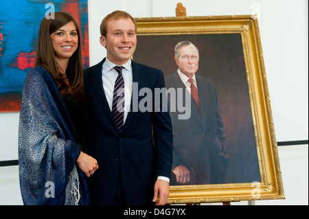 Berlin, Deutschland, Pierce Bush neben die Ehrenbürgerschaft Porträt von George Bush Stockfoto