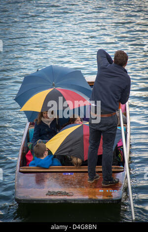 Cambridge, UK. 13. März 2013. Cambridge hat heute Sonne Graupel und Schnee gesehen. Besucher der Stadt Stechkahn fahren auf dem Fluss in der Sonne mit der ungeraden Graupel Dusche. Bildnachweis: James Linsell-Clark / Alamy Live News Stockfoto