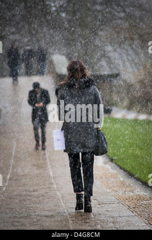 Cambridge, UK. 13. März 2013. Cambridge hat heute Sonne Graupel und Schnee gesehen. Der Mensch, als der Schnee beginnt nach einer Periode der Sonne. Bildnachweis: James Linsell-Clark / Alamy Live News Stockfoto