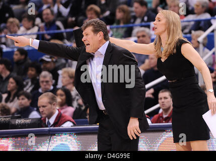 12. März 2013 - Hartford, CT, USA - Dienstag, 12. März 2013: Connecticut Huskies Cheftrainer Geno Auriemma und Co-Trainer Shea Ralph beide auf einen Aufruf im 1. Halbjahr 2013 Big East Womens Turnier Meisterschaft Basketball-Spiel zwischen Connecticut Vs Notre Dame im XL Center in Hartford, CT. Bill Shettle reagieren / Cal Sport Media. Stockfoto