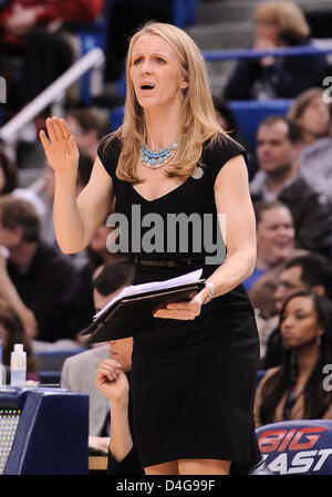 12. März 2013 - Hartford, CT, USA - Dienstag, 12. März 2013: Connecticut Huskies Assistenztrainer Shea Ralph, gerüchteweise verbreitet, um ein Kandidat für den Kopf coaching Job in Clemson, blickt auf von der Seitenlinie im 1. Halbjahr 2013 Big East Womens Turnier Meisterschaft Basketball-Spiel zwischen Connecticut Vs Notre Dame im XL Center in Hartford, CT. Bill Shettle / Cal Sport Media. Stockfoto