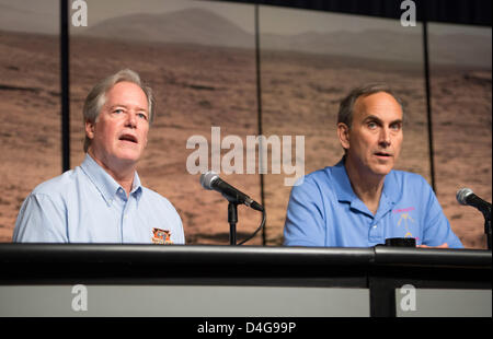 NASA Mars Exploration Program führen Wissenschaftler Michael Meyer (links) und Neugier-Projektwissenschaftler John Grotzinger während einer Pressekonferenz präsentiert Ergebnisse der Analyse der Curiosity Rover die erste Stichprobe von Felsen Pulver gesammelt auf dem Mars 12. März 2013 in Washington, DC. Der Rock Probe zeigt alte Mars könnte lebenden Mikroben unterstützt haben. Stockfoto
