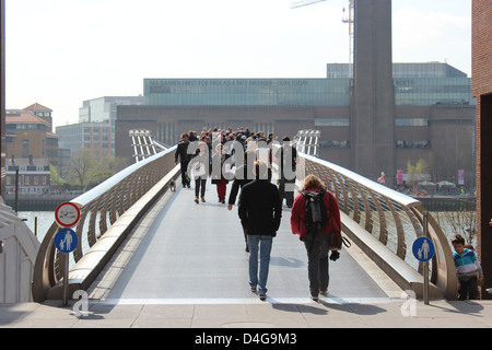Menschen über die Millennium Bridge London. Stockfoto