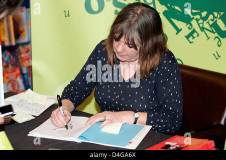 Belfast, Nordirland. 13. März 2013. Autorin Julia Donaldson wurde in Belfast signieren ihre Bücher in ründe Buchhandlung. Stockfoto